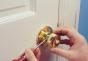 Как починить дверную ручку межкомнатной двери: ремонт своими руками Ремонт межкомнатной дверной ручки с замком